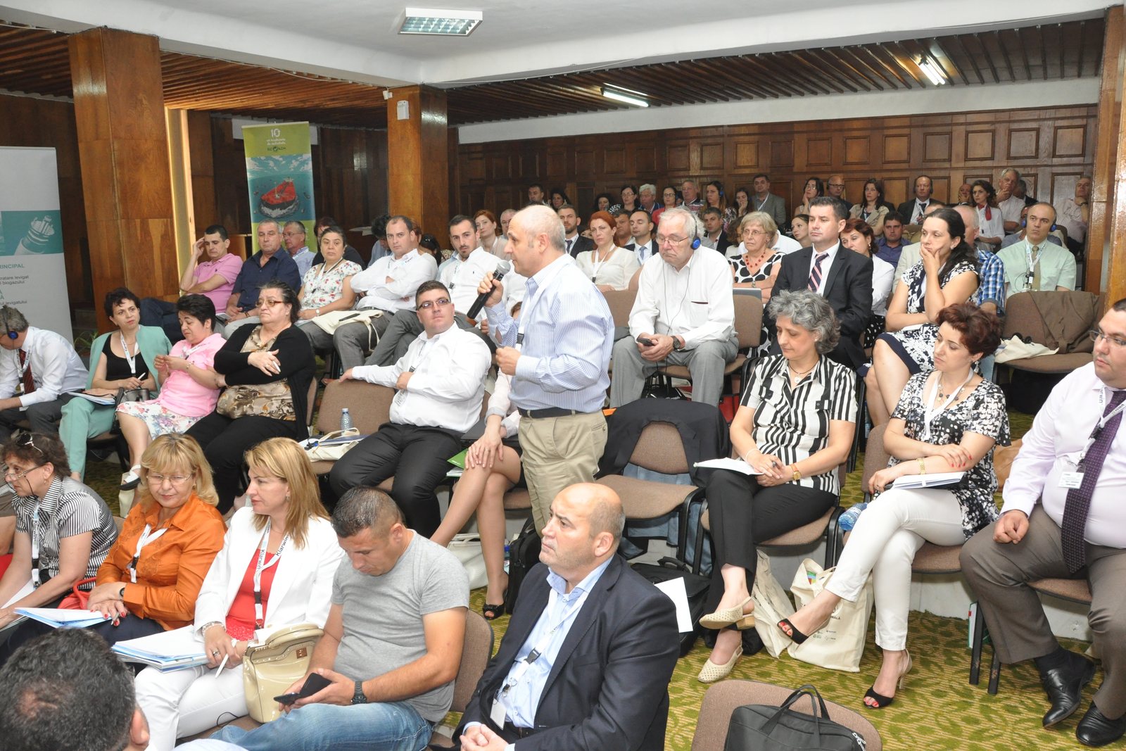 Sală plină la Conferința Internațională A.R.S. – ISWA de la Mamaia, iunie 2014, participanți cu căști de traducere simultană