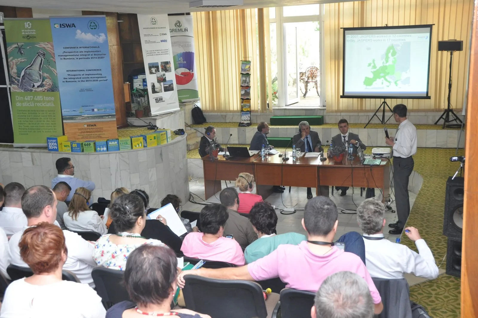 Sesiune de lucru a conferinței de la Mamaia, cu o hartă a Europei proiectată pe ecran