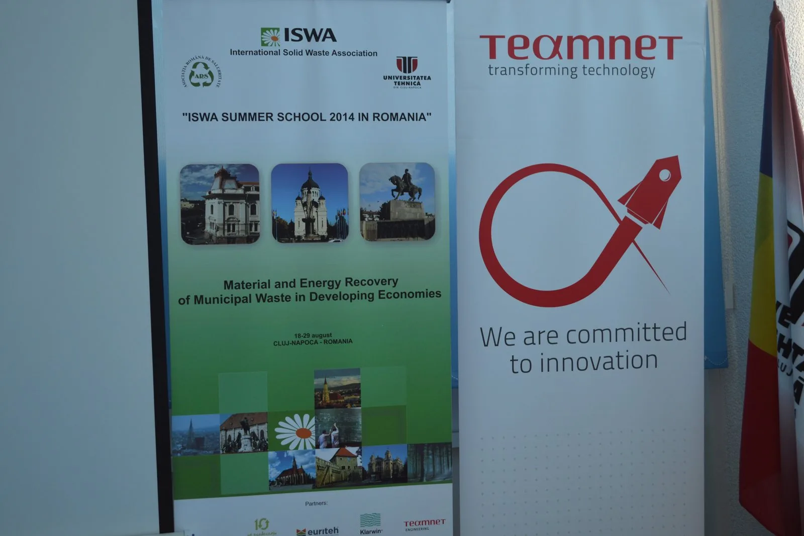 Bannerul programului „ISWA Summer School 2014 in Romania — Material and Energy Recovery of Municipal Waste in Developing Economies”, Cluj-Napoca, 18–29 august 2014
