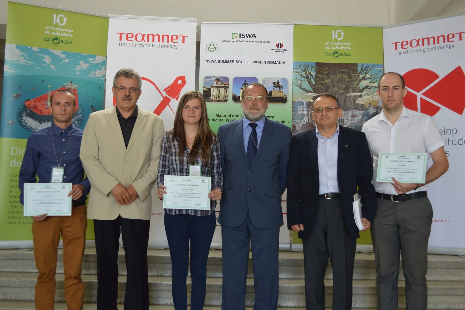 Înmânarea certificatelor de participare la încheierea Școlii de Vară ISWA de la Cluj-Napoca, august 2014