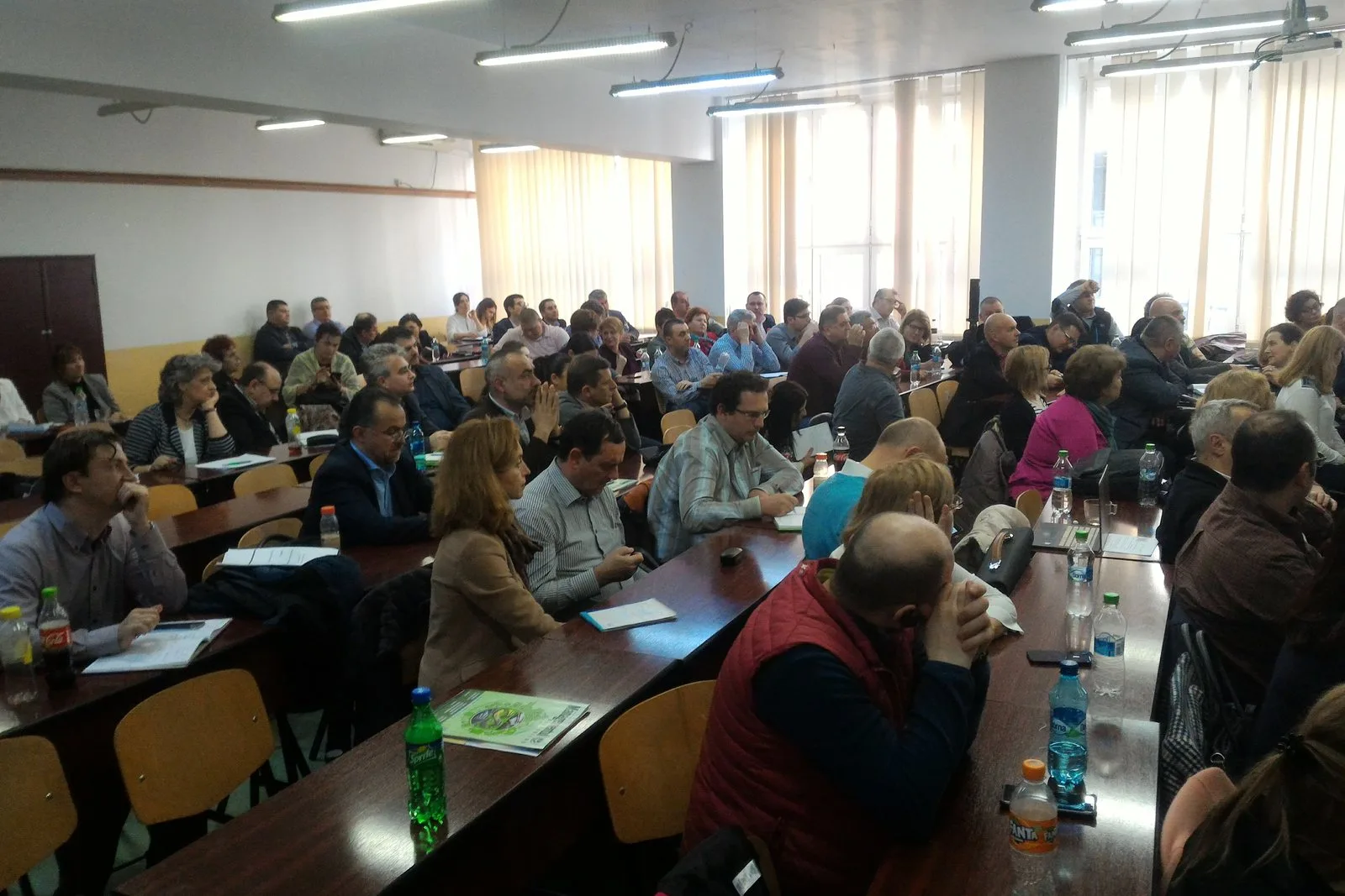 Participanți la dezbaterea „Plătești cât arunci — de la concept la practică”, București, 29 martie 2018