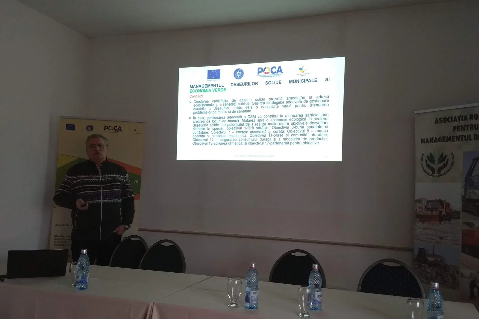 Prezentare la dezbaterea „Colectarea separată, pilon al economiei circulare”, 26 noiembrie 2018, cu slide-ul proiectului POCA și roll-up-ul Asociației Române pentru Managementul Deșeurilor