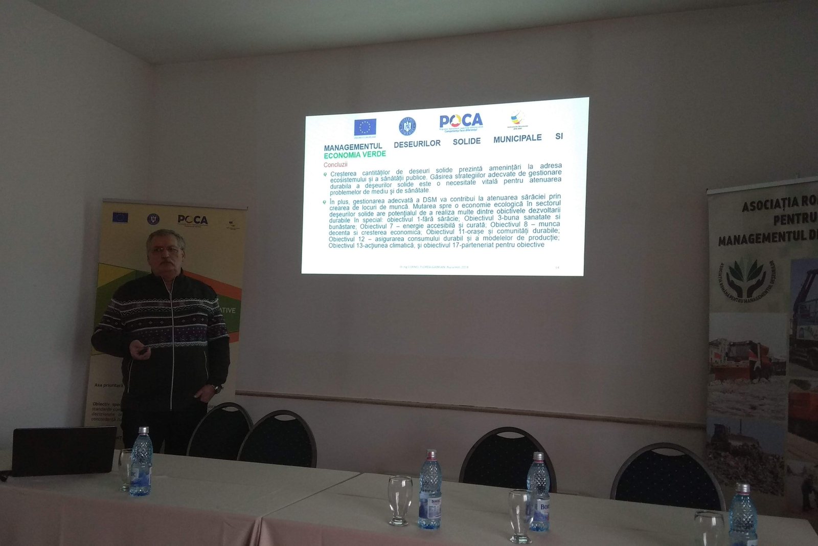Prezentare la dezbaterea „Colectarea separată, pilon al economiei circulare”, 26 noiembrie 2018, cu slide-ul proiectului POCA și roll-up-ul Asociației Române pentru Managementul Deșeurilor