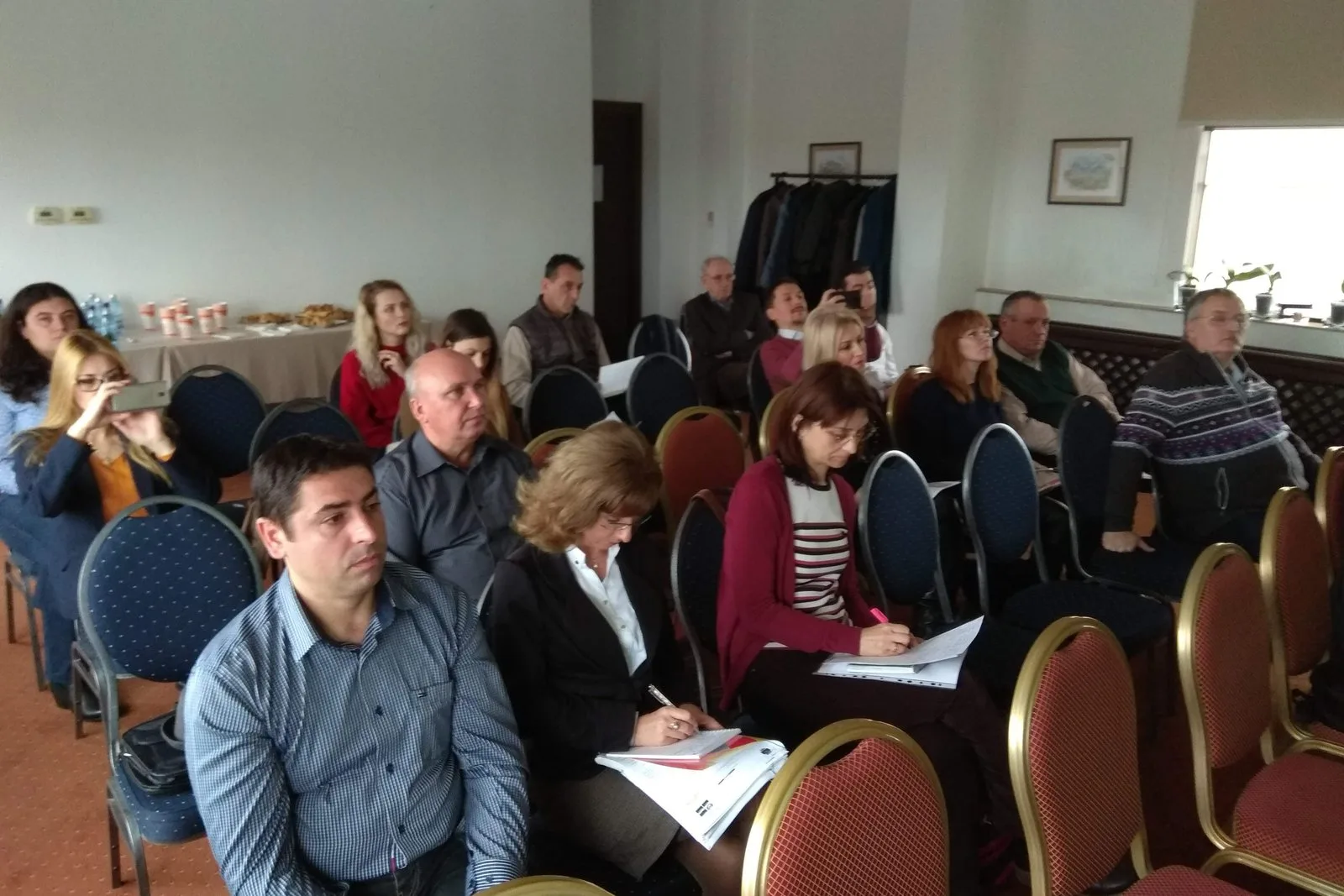 Participanți luând notițe la dezbaterea „Colectarea separată, pilon al economiei circulare”, 26 noiembrie 2018