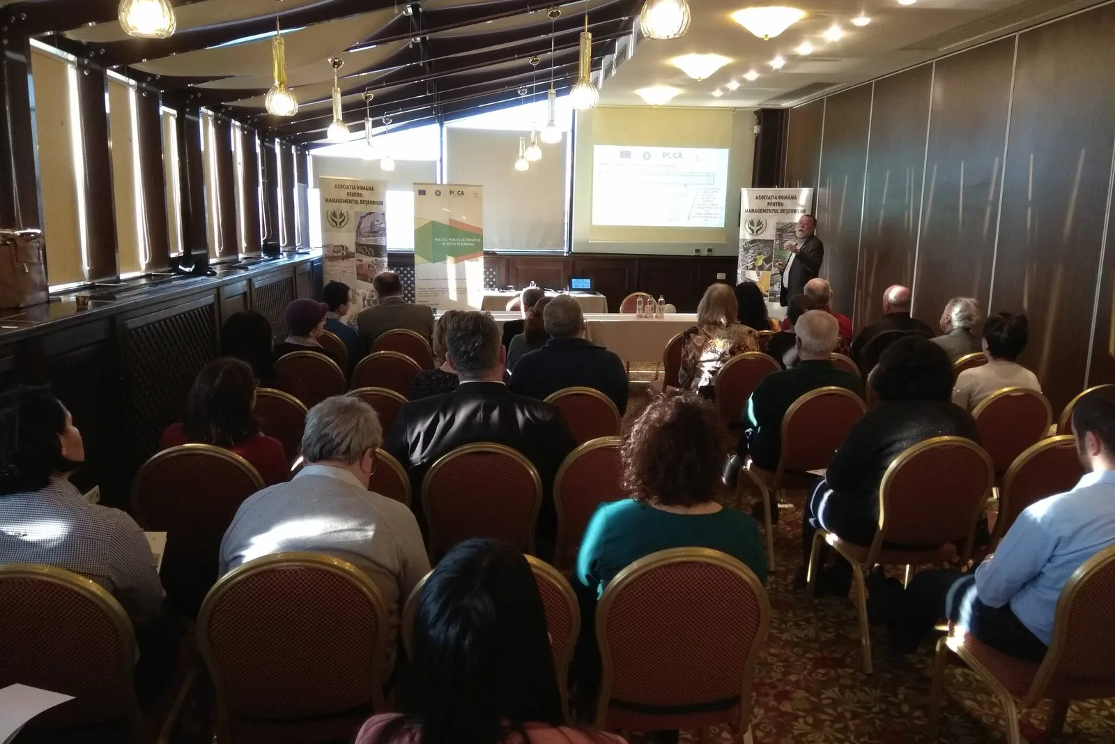 Participanți la dezbaterea publică din 17 ianuarie 2019, parte a proiectului POCA