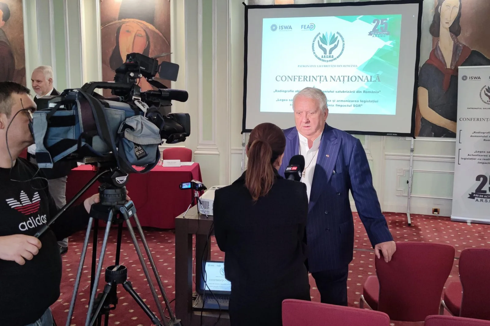 Echipă de televiziune filmând la Conferința Națională A.R.S.M.D. din 10 octombrie 2024, București