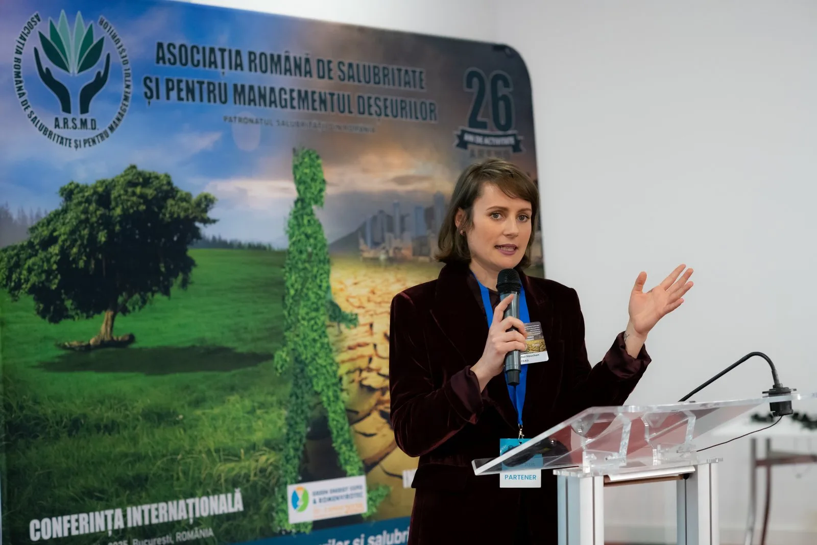 Intervenție la pupitru, în fața însemnelor A.R.S.M.D., la Conferința Internațională din 10 aprilie 2025