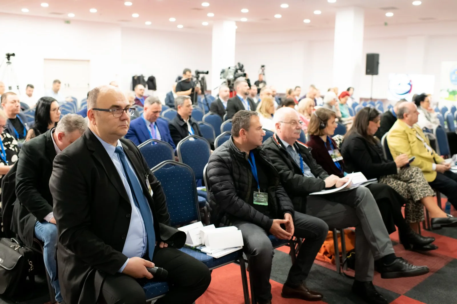 Sala Conferinței Internaționale A.R.S.M.D. din 10 aprilie 2025, cu echipe de presă prezente