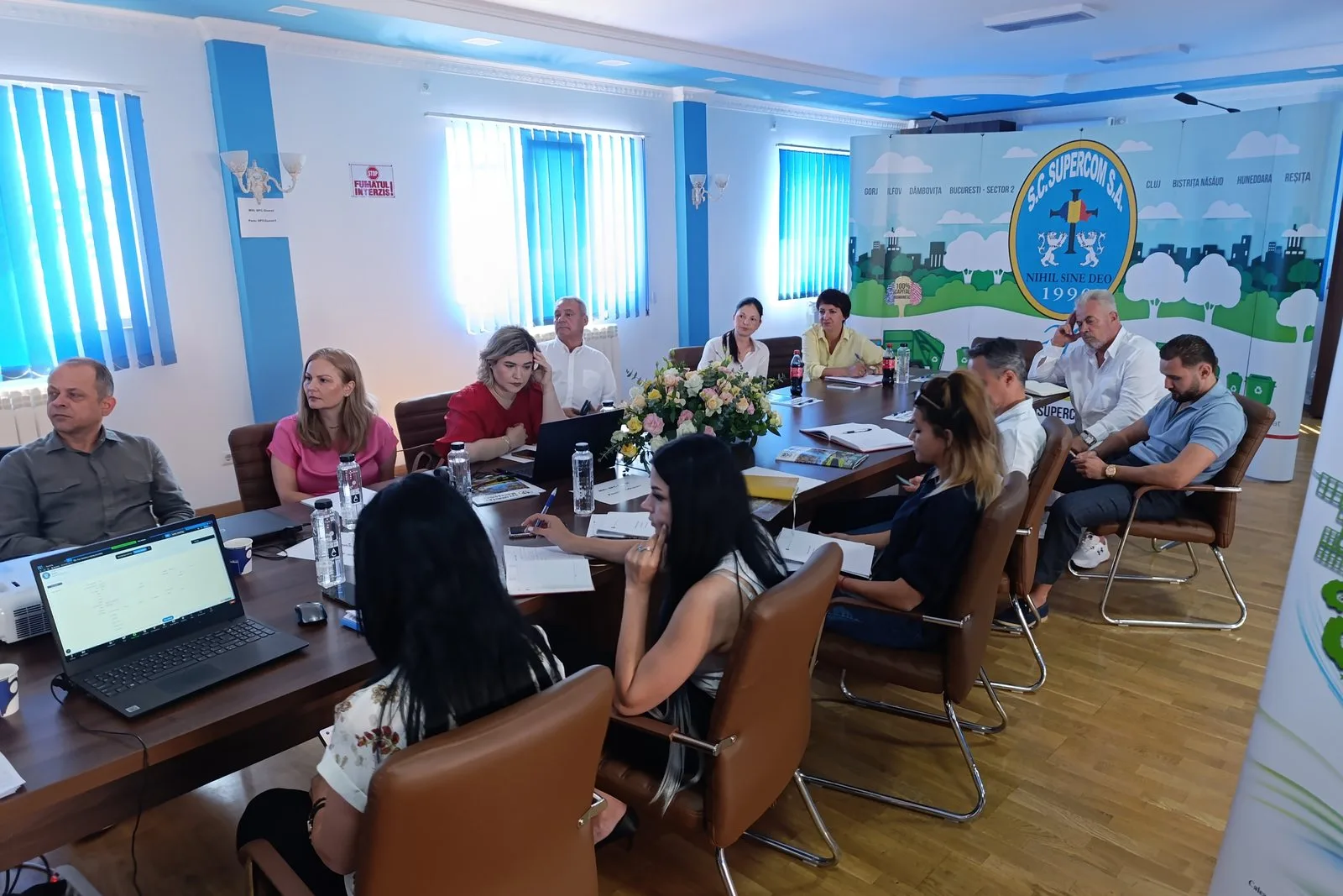 Sala de curs la sesiunile de instruire privind platforma SIATD, 8 iulie 2025, cu roll-up-ul A.R.S.M.D.