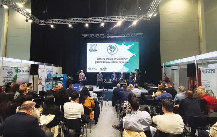 Sesiune plenară a Forumului Internațional de Mediu și Servicii Publice FIM 2026, cu identitatea vizuală A.R.S.M.D. pe ecranul scenei